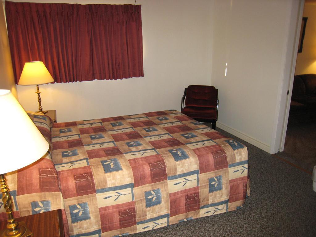 Downtowner Motor Inn Крестон Номер фото
