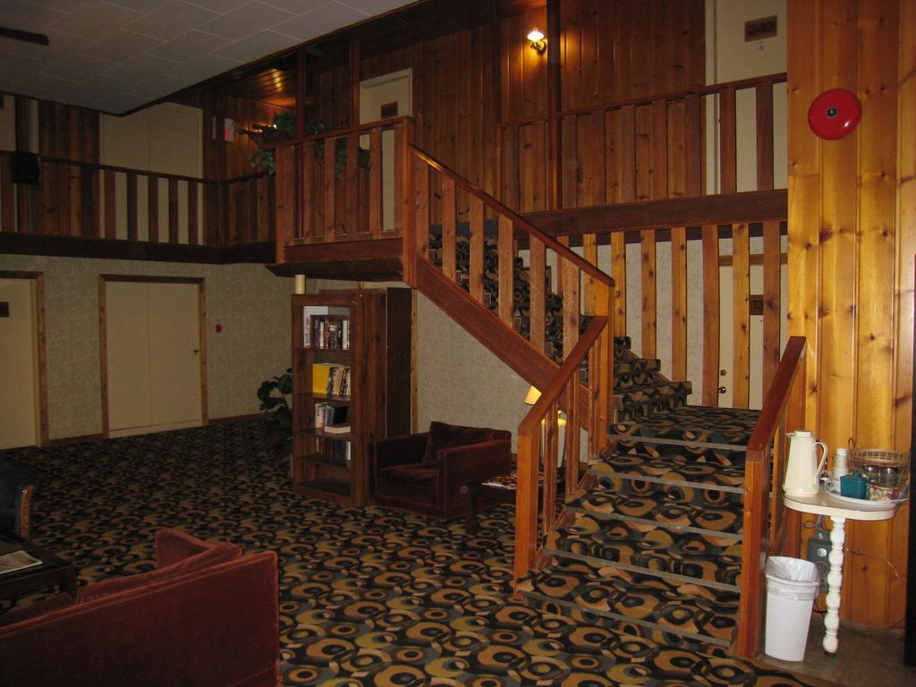 Downtowner Motor Inn Крестон Экстерьер фото